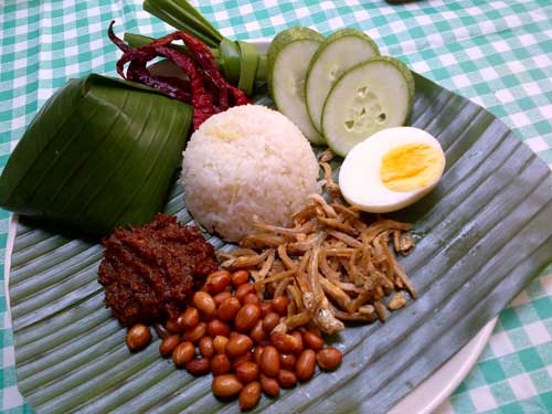 Image Source:  http://www.pickles-and-spices.com/nasi-lemak-kukus.html 